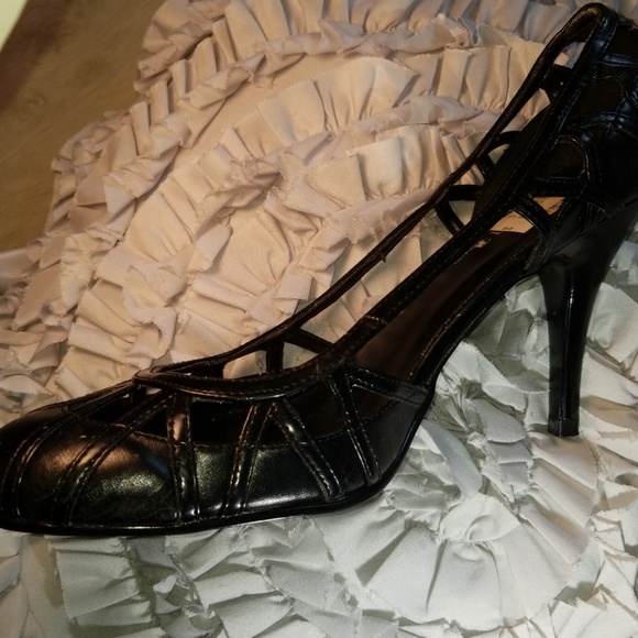 Black cut-out pumps new with tags size 10 - Picture 4 of 5